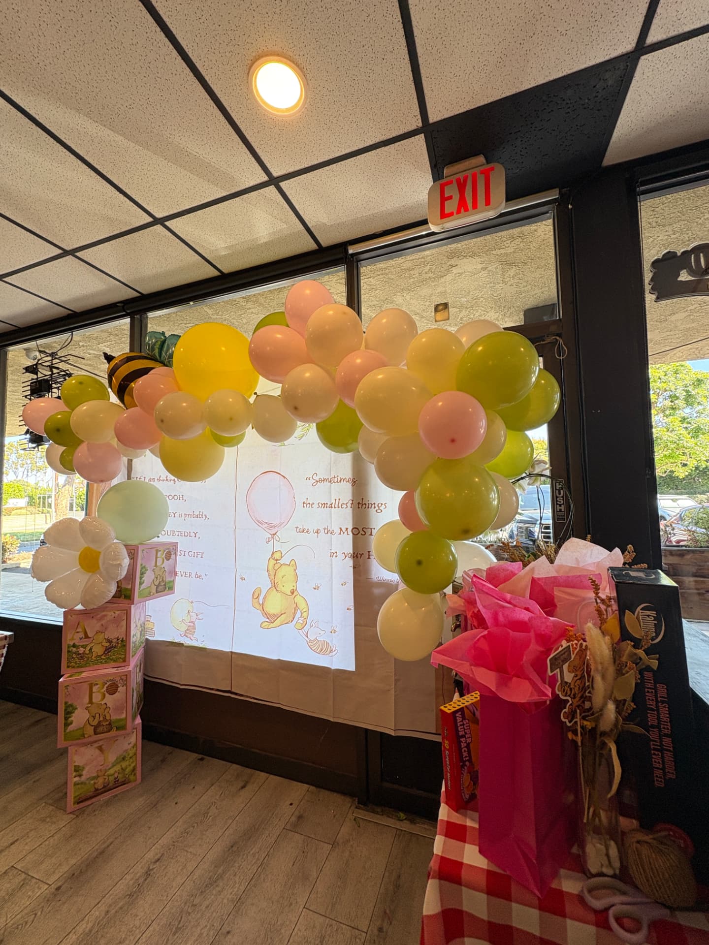Winnie the Pooh baby shower balloon arch