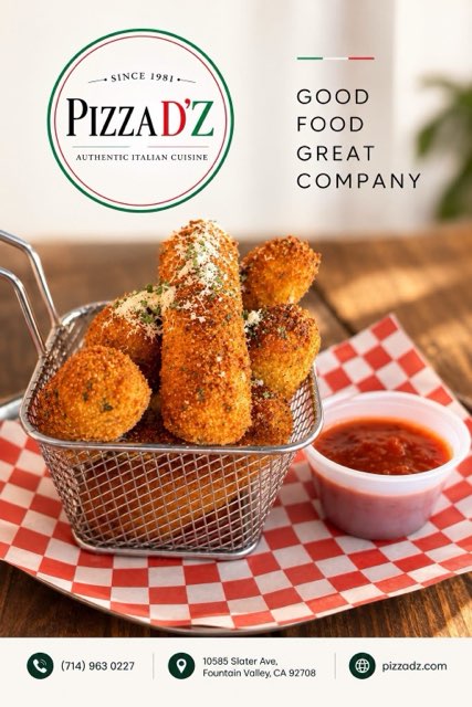Mozzarella sticks in a fry basket with marinara — Good food, great company